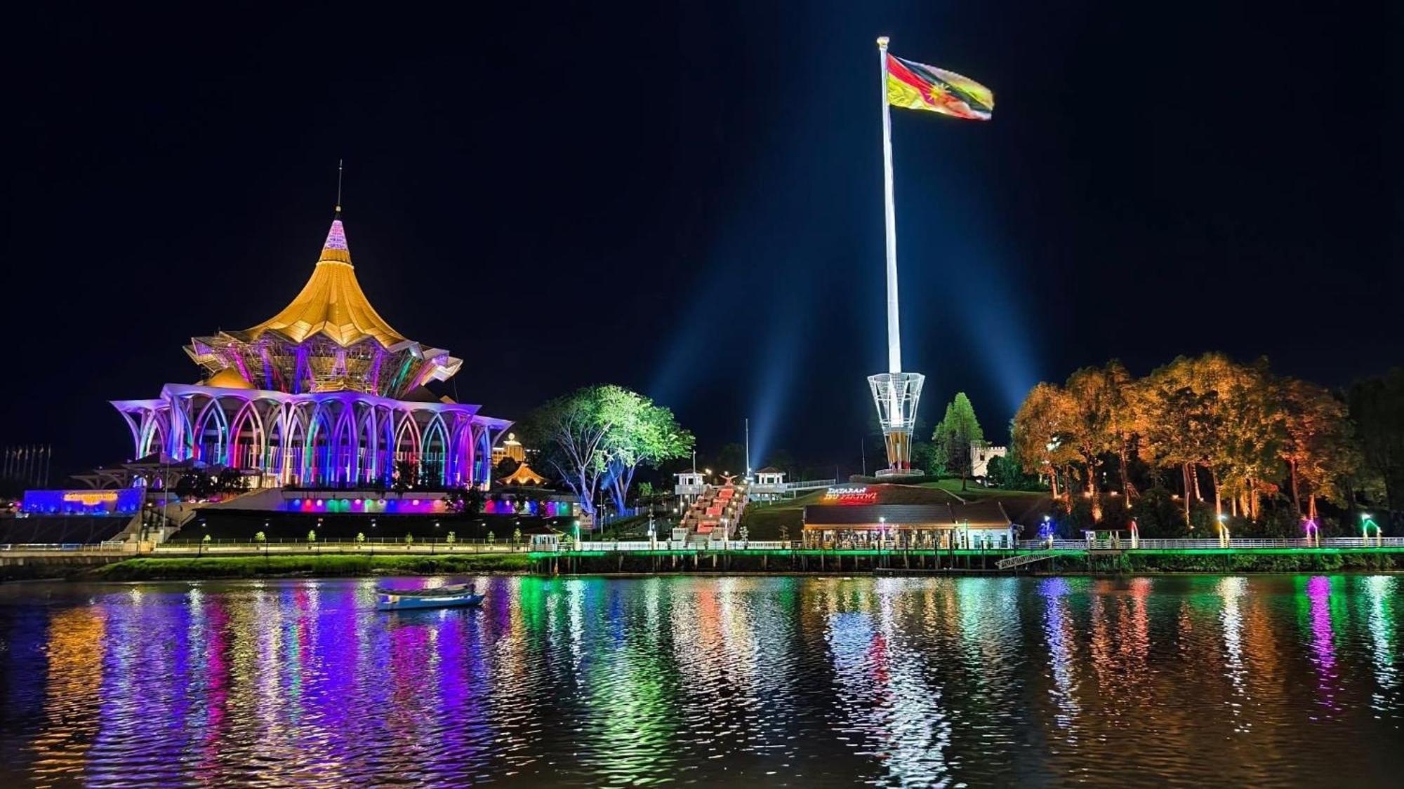 Riverine Kuching Luxury 4Pax With Balcony Facing Waterfront View Eksteriør bilde